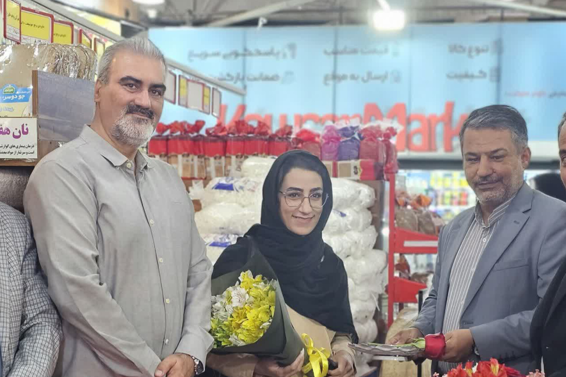 تحویل موتور سیکلت برقی به برنده قرعه کشی جشنواره