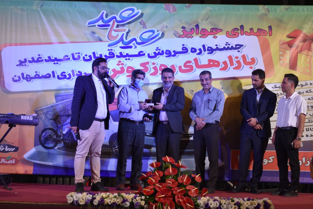 خودروی کوئیک به خریدار ۵۵ ساله فروشگاه کوثر تحویل داده شد
