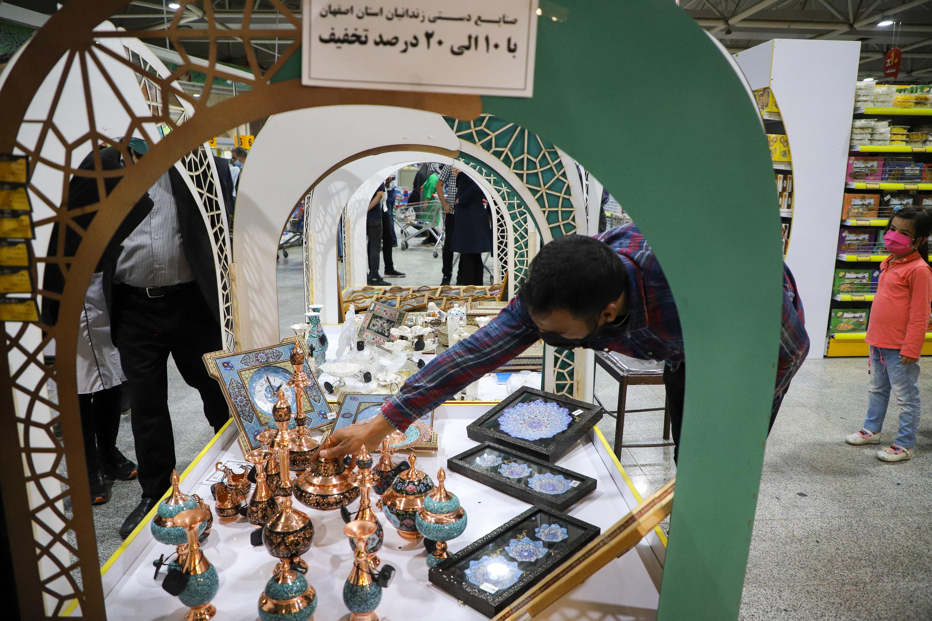 طاقچه بازار کوثر، ارائه صنایع دستی با تخفیف در بازارهای روز کوثر به مناسبت هفته فرهنگی