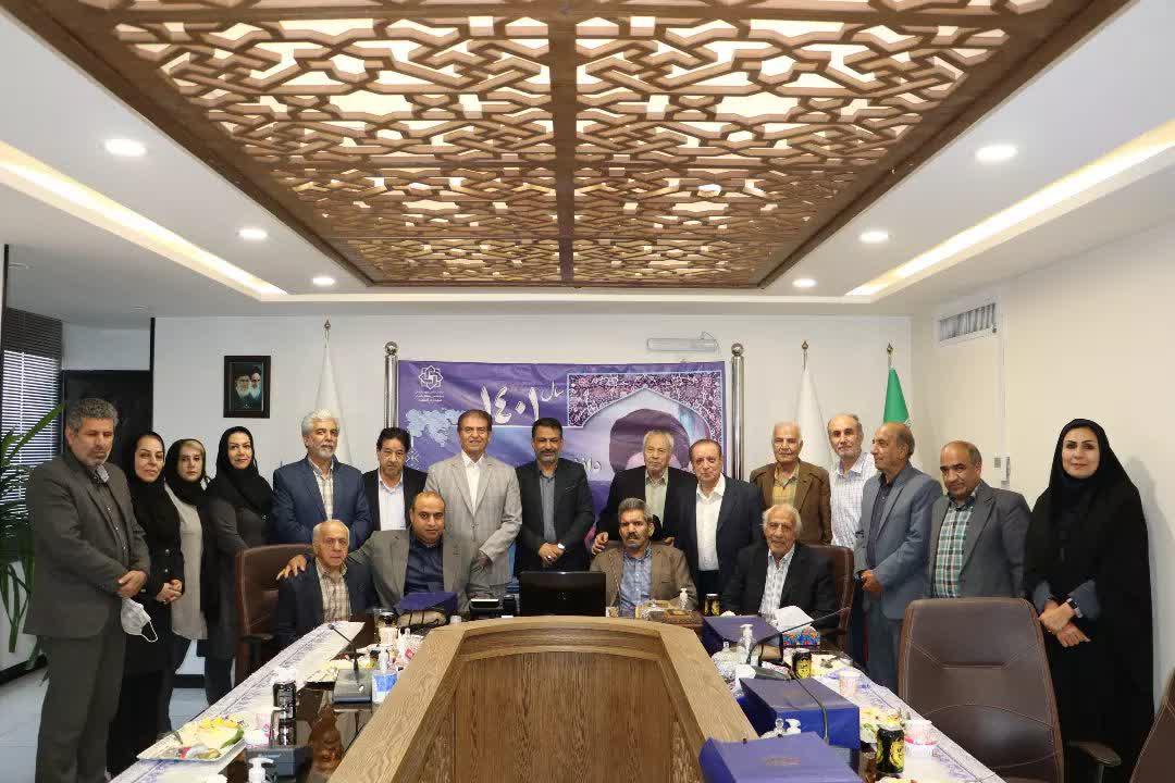 اهداء حکم ریاست انجمن پیشکسوتان ورزش استان اصفهان به جناب آقای دکتر ماه آور پور