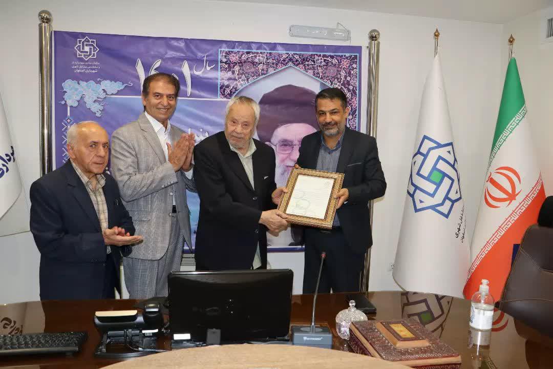 اهداء حکم ریاست انجمن پیشکسوتان ورزش استان اصفهان به جناب آقای دکتر ماه آور پور